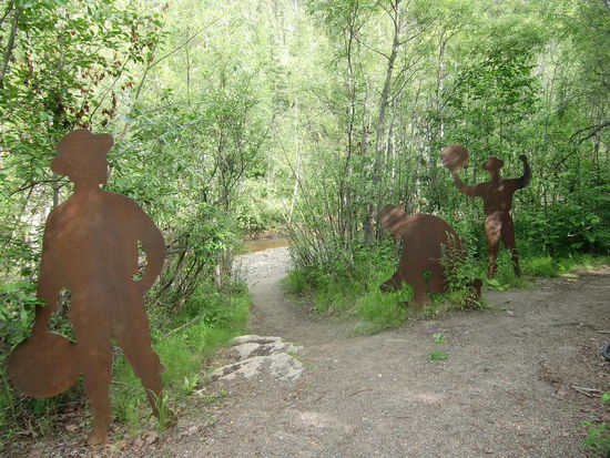 Hier an dieser Stelle fand damals ein Indianer den ersten Goldnugget im Fluss als er daraus trank und löste damit den Goldrausch aus!