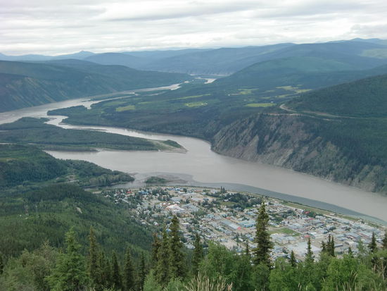 Blick auf Dawson City und den Yukon und Klondike-River vom Aussichtsberg, dem Dome