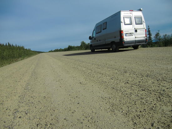 Gravelroad zur amerikanischen Grenze auf dem, Top of the World Hwy.