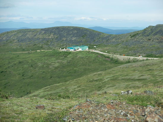 Die Grenze nach Alaska
Hier bekamen wir gleich mal eine Stunde geschenkt, d.h. wir stellten die Uhr um 1 Std. zurück.
Unsere Fingerabdrücke mußten wir für dieses Geschenk dann als Gegenleistung hinterlassen!
Und für die Ehre einreisen zu dürfen bezahlt man p.P. 6 US-$.
Das war absolut alles! Schneller geht kein Grenzübertritt!