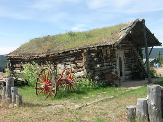 Altes Roadhouse (Versorgungshaus) kurz hinter der Grenze in Alaska