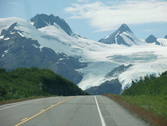 Die Fahrt nach Valdez nahm 50km vor dem Ort an landschaftlichen Höhenpunkten rasant zu!
Hier fahren wir gerade auf einen Gletscher zu.