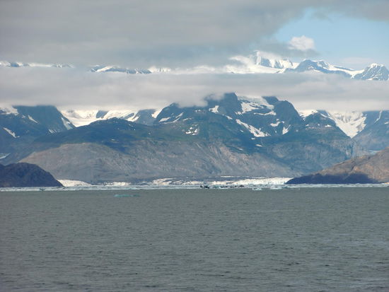 Jetzt fahrten wir gleich in die Bucht des Columbia Iceglacier