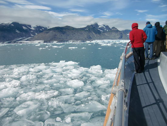 Es wurde gleich richtig kalt. Alle stürzten ins Schiff und zogen sich warme Sachen an. Ca. 4 Grad beträgt hier die Temperatur.