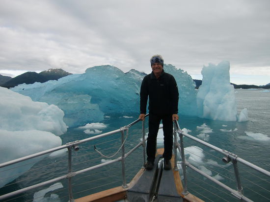 Leider kam die wunderschöne glitzernde grüne und blaue Farbe des Eisbergs auf dem Foto nicht zur Wirkung.