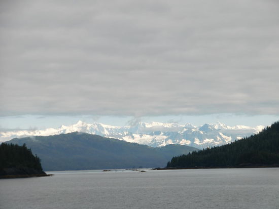 Blick auf die Landschaft während der Fährüberfahrt nach Whittier
