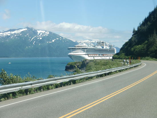 Kreuzfahrtschiff im Hafen von Whittier