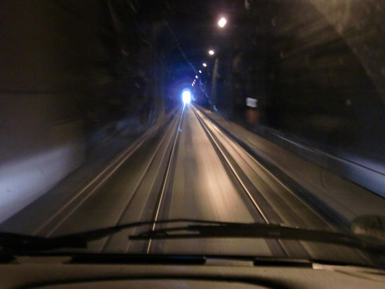 Der enge Eisenbahn- und Autotunnel bei Whittier