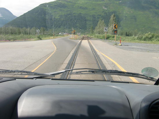 Ein Schild warnte rechtzeitig davor nicht geradeaus zu fahren sondern links abzubiegen!