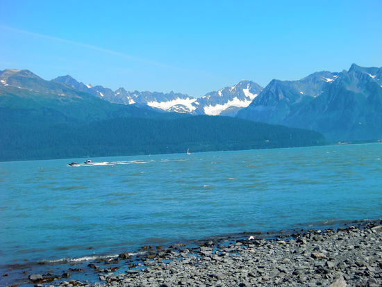 Seward lag fast noch schöner inmitten von Bergen wie Valdez. Außerdem besitzt es eine kleine City mit vielen - natürlich - Tourigeschäften, aber auch schöne Restaurants und Bars.