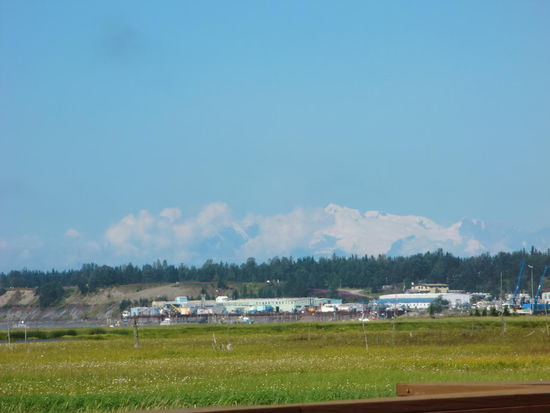Kenai und im Hintergrund der Mount Spurr, ein langer Lava-Dom. Letzte Eruption 1992 der die Aschewolken bis nach Anchorage trieb.