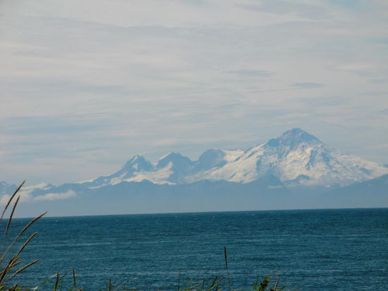 Der Vulkan Mount Iliamna lag links vom Mount Redoubt und ist auch über 3.000m hoch und von Gletschern bedeckt. Ausbruch bisher noch nicht vermerkt aber Fumarolen sichtbar.