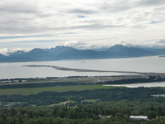 Homer mit dem Spit und im Vordergrund der Flughafen