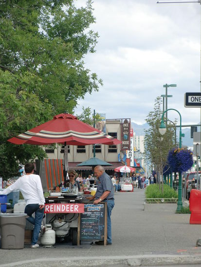 Der Reindeer-Hot-Dog schmeckte wirklich gut. Das Würstchen war gut gewürzt! Nur die labbrigen Brötchen bleiben selbst angetoastet labbrig.