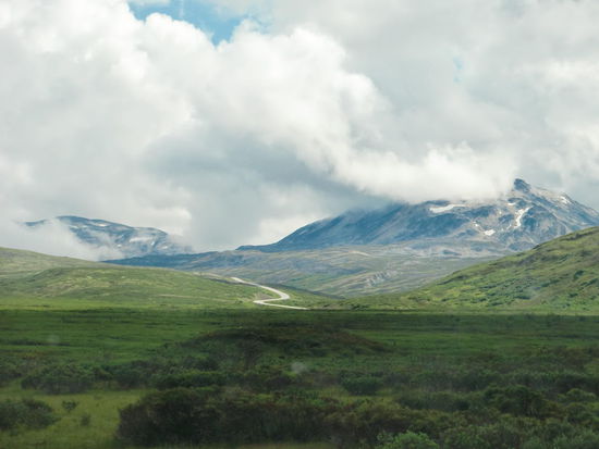 Haines Hwy. schlängelt sich durch die Hochebene