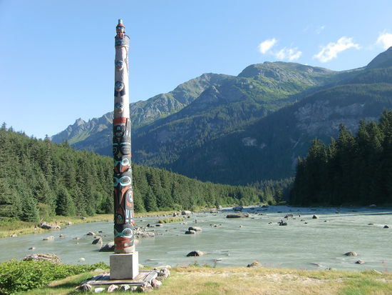 Totempfahl und der Bach der das Inlet mit dem Chilkoot Lake am CP verbindet