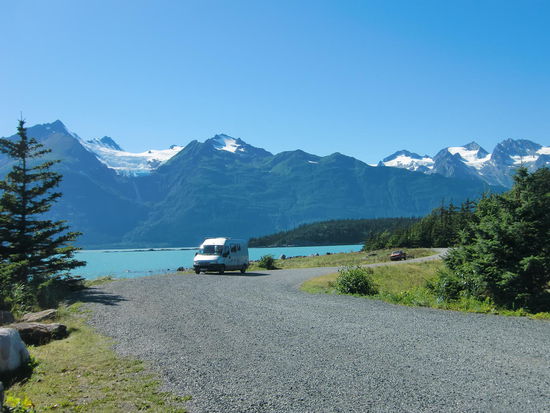 Hier standen wir den ganzen langen Nachmittag alleine am Inlet bei vollem Sonnenschein und mit dem atemberaubenden Blick auf die Bergkette