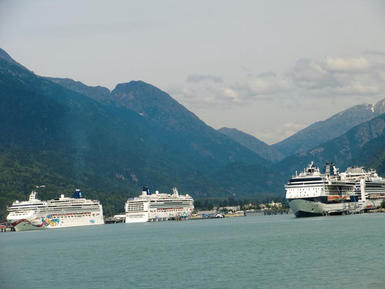 Vier riesige Kreuzfahrtschiffe verdeckten die Sicht auf Skagway