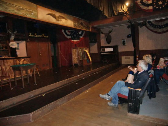 Die 1898-er Show nach einer wahren Begebenheit: Soapy Smith ( der  Seifen-Schmitt!) war ein kleiner Betrüger der zum Anführere einer Gang aufstieg sich aber als braver Bürger präsentierte der Gutes tat und eine Bar betrieb. Als er dann einem Geprellten Geld zurück zahlen sollte da  der ihn verklagte und alle Bürger der Stadt über die Machenschaften von Soapy Smith aufklären wollte, ging er hin und es gab einen Schusswechsel. Beide tot und hier beerdigt!