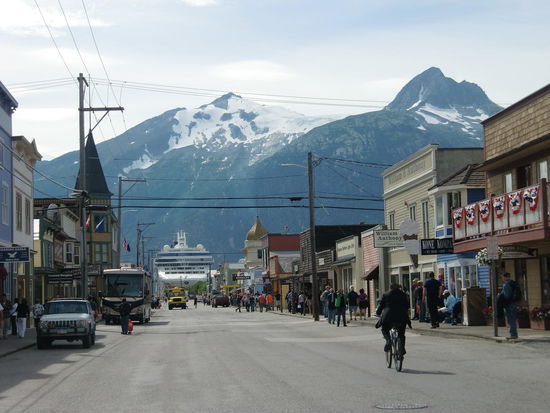 Ein  richtiger Touristenrummel da sich die Passagiere der vier riesigen Kreuzfahrtschiffe alle in den kleinen Gassen der Stadt tummeln