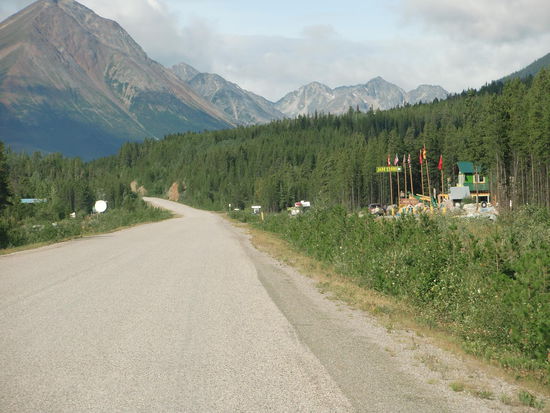 Jade City  auf dem Cassiar Hwy. Toller Name für nur 12 Einwohner!
Der Ort wirbt aber mit kostenlosem Kaffee und overnight-Parking für Wohnmobile