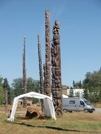 Totempfähle im Dorf Gitanyow der First Nation