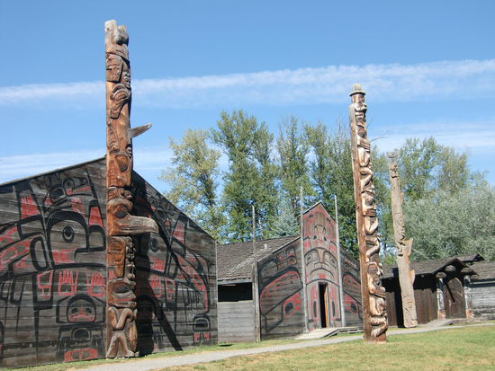 Ksan-Village
Im Prospekt lasen wir daß man einen 4-jährigen Totempfahl- Schnitzunterricht besuchen kann. Wieso braucht man dafür 4 Jahre? Sehr filigrane Arbeiten sind das doch nicht!