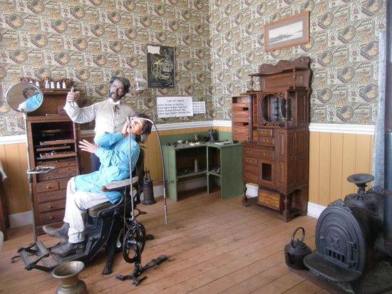 Zahnarztpraxis ca. Ende des 19. Jahrhunderts