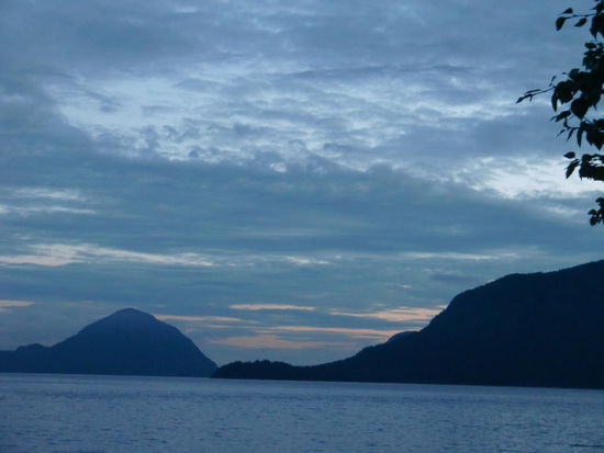 Den Sonnenuntergang konnten wir noch genießen. Ich hatte die ganze Zeit schon ein etwas merkwürdiges Gefühl warum ausgerechnet hier der Day-use-Platz nicht für 'overnight' verboten war. Aber wir fanden nirgends einen Hinweis!
Das Glück dauerte bis 21:30 Uhr. Dann war es stockdunkel und jemand klopfte ans benachbarte Wohnmobil und dann bei uns: Wenn wir hier übernachten wollen kostet es 30 $! Für was? Für die schöne Aussicht! Die ist aber tagsüber und alles andere auch kostenlos. So sollen wir nur zum reinen Schlafen 30$ bezahlen!
Ich nein - aber Gregor wollte nicht wegfahren und hatte ja ein Bier getrunken usw.
Ich war so etwas von stocksauer! Das war eine richtig linke Tour solange zu warten bis die Touristen sich schon fast bettfertig machen um dann zu kassieren!!!
Ich wäre auf jeden Fall weggefahren und hätte nie bezahlt. 
Leider bin ich aber seit bestimmt 15 Jahren nie mehr Auto gefahren und wollte das heute nicht ausprobieren!
Jetzt war ich stocksauer darauf daß ich zu etwas gezwungen wurde was ich ablehnte! Oh, was war ich wütend!