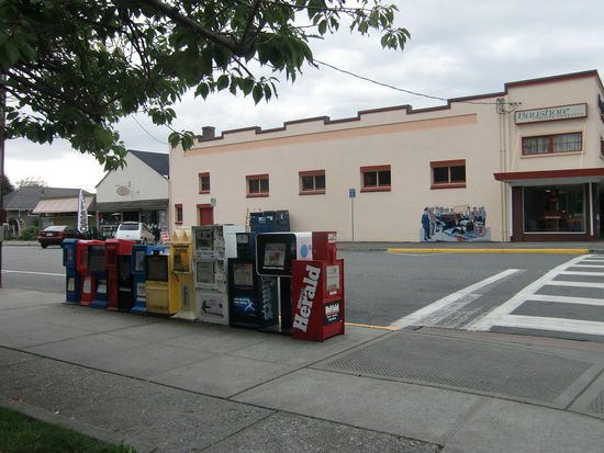 An Zeitungen kann man sich entweder kostenlos bedienen oder sich per Münzeinwurf welche ziehen