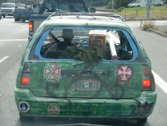 Das gibt es auf jeden Fall nicht bei uns in Deutschland! Aber  angeschnallt war der Fahrer!!!