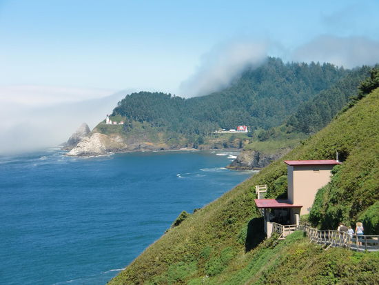 An der Küste bei Florence: Der Luchtturm und vorne ein Aussichtspunkt der Sea Lions Cave auf das Meer. Wale gibt es um diese Jahreszeit aber auch nicht mehr.