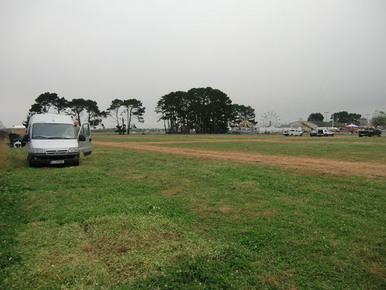 Übernachtungsplatz in Ferndale; im Hintergrund der Rummelplatz