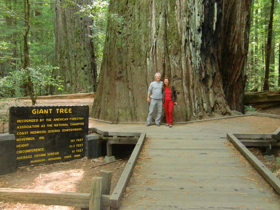 Der Größte!!!!
Die Amerikaner sind schon viel lockerer als die Kanadier; sie reden einen  kurz an und auch alle anderen Mitmenschen, wollen von uns das Foto machen usw.