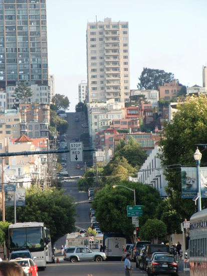 Das sind die 'Straßen von San Francisco'!
Die wäre ich gerne mal mit unserem Auto hoch gefahren - aber leider sind wir dazu nicht gekommen. Ich weiß auch nicht ob Gregor so begeistert von meiner Idee gewesen wäre!!??