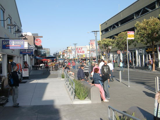 Lebhaftes Treiben auf der Straße an den Piers