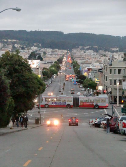 Wir fuhren dann abends auf einer 5-spurigen Autobahn aus der Stadt!