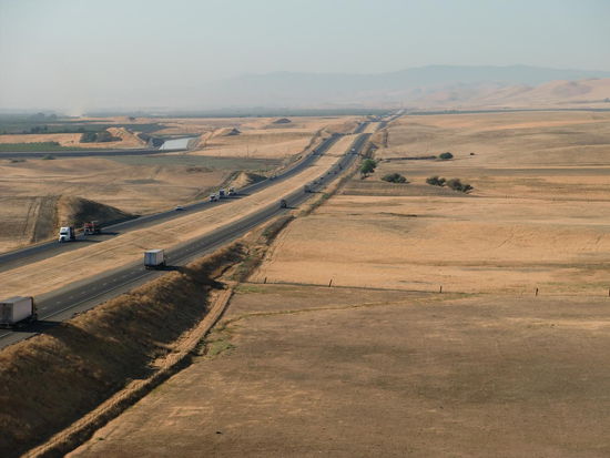Die Sonne brennt nur so vom Himmel!
Gnadenlos heiß und das Gras, bzw. die Weiden sind vertrocknet!
Man kann das aber auch so beschreiben wie unser Reiseführer:' Man fährt nun durch eine weite Landschaft mit gold-gelbem Gras!'
Ich muß nur zugeben - es war 'vertrocknet' - daß die gelbe Farbe wirklich gut aussah!