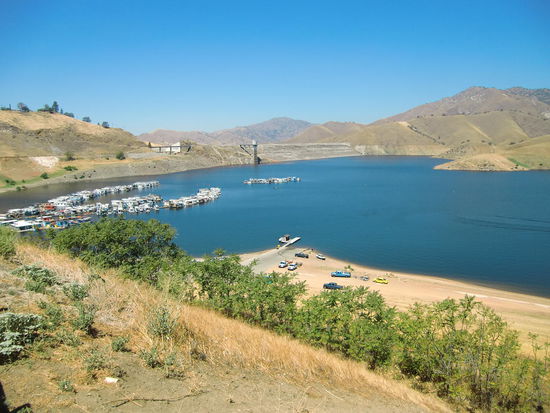 Der Stausee Kawiah-Lake inmitten der von der Sonne ausgedörrten Erde