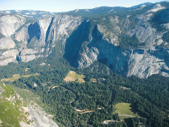 Blick ins Valley des Yosemite NP
Ein enges Tal. Wir fuhren gleich dorthin da man im Reiseführer erwähnt hat, daß man unter Umständen im Stop-und-go Verfahren am Wochenende durchfährt. Und wir hatten Wochenende!
Ging aber alles gut. Ich fühlte mich aber in dem trockenen Tal sehr eingeengt, obwohl es ganz idyllisch lag zwischen hohen Bergen, einem -allerdings sehr trockenen -Wald und einem kleinen Bach. Es war alles voll belegt mit Touristen. Wir machten einen kleinen Spaziergang und eine kleine Rast.