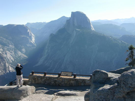 Der frühe Tourist ist dann auch alleine mit der Natur!!!
Nur lag der Halfe Dome leider noch im Schatten. 
Es war trotzdem ein unbeschreiblicher Ausblick ins Tal und den Halfe Dome