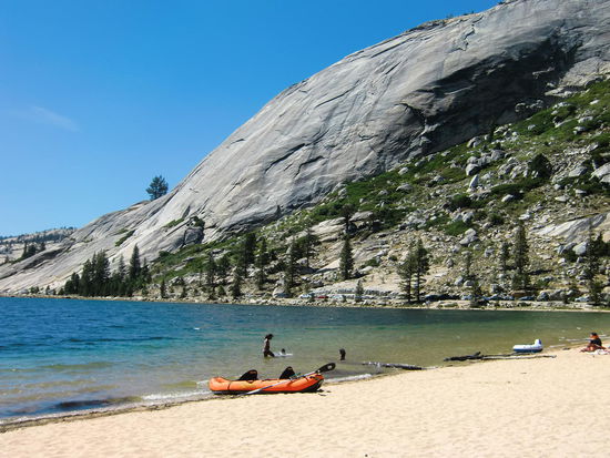 Der Sand war warm; nur der Wind war etwas kühl. Einige Mutige waren im Wasser.
Ich hätte schwören können den Abdruck einer Bärentatze im Sand zu sehen! Allerdings nur einen Abdruck und Gregor meinte, ein einbeiniger Bär (?) das kann man nicht glauben!