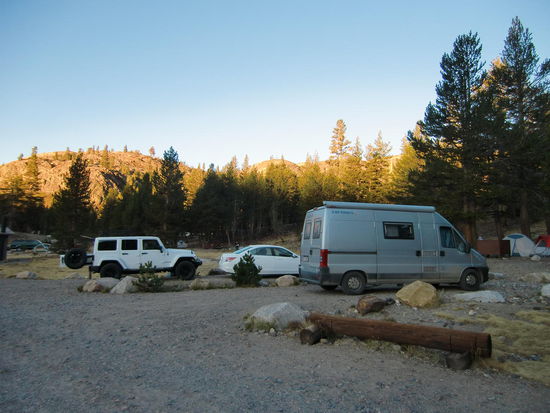 Sonnenaufgang!!!
Wer uns kennt wird das kaum glauben!
Allerdings habe ich die Zelt-Camper nicht beneidet: 5,6 Grad draußen!