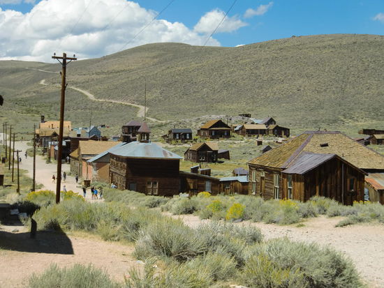 Bodie: Wir bezahlten am Kassenhäuschen 6 $ Eintritt p.P. und kauften die Infobroschüre für 2 $. Darin waren alle Gebäude mit Nr. aufgeführt. Leider doch zu wenig Information, denn daß ein Willi Smith dort mal gewohnt hat war mir nicht Info genug!
Aber mit solch einem Plan ist die Orientierung besser und es macht mehr Freude die einzelnen Punkte abzulaufen.