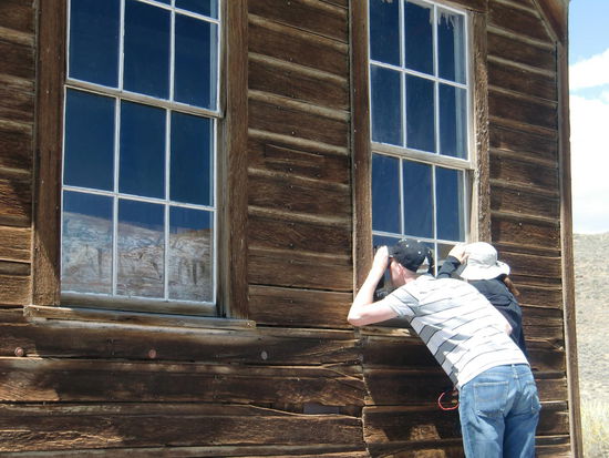 Wenn die Bewohner im Jahr 1915 das gewußt hätten!!!
2013 schauen Touristen durch das Fenster in ihr ehemaliges Wohn- Schlafzimmer oder die Küche!!!!