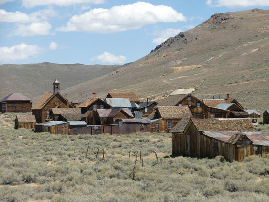 Bodie liegt auf 2500m Höhe inmitten dornigem Gestrüpps!
Der Ort hatte sibirische Winter zu ertragen und höllisch heiße Sommer.
Heftigen Wind jedenfalls auch - denn den hatten wir heute und trotz Sonne war es nicht warm.
Am nächsten Tag haben wir in der Zeitung gelesen, daß Bodie am Sonntag um 16 Uhr Eastern Time den Kälterekord aufgestellt hat mit 32 Fahrenheit, ca. 0 Grad.