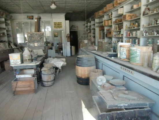 1950 schloß die letzte Mine und der Ort wurde verlassen. Es kamen Plünderer und Bodie verfiel bis der Staat California 1962 die Aufsicht übernahm. Man beließ alles so wie es war. Es wurde kaum etwas restauriert. Die Türen erneuerte man falls erforderlich und setzte Glasscheiben in die kaputten  Fenster ein, In den Häusern beließ man auch alles so wie sie die Bewohner verlassen hatten!
Ein merkwürdiges Gefühl da hinein zu sehen!