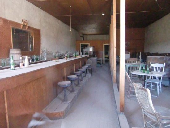 Ein ehemaliger Saloon: 1850 kamen die ersten Siedler auf der Suche nach Gold nach Bodie.  Die Stadt hatte bald über 2000 Gebäude, 10.000 Einwohner und über 60 Saloons, die rund um die Uhr geöffnet hatten!