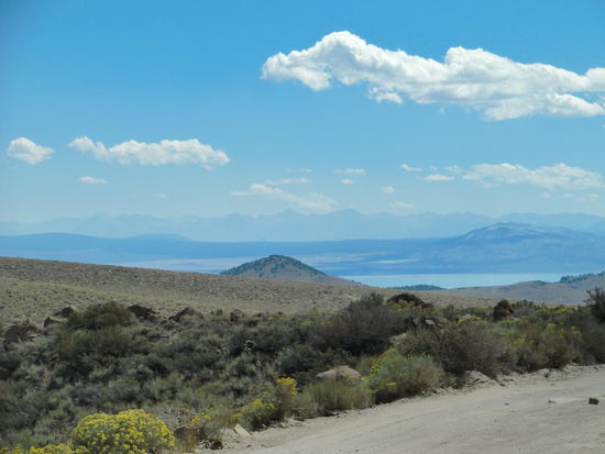 Wir verlassen Bodie und hatten noch einmal einen schönen Blick weit ins Land.
Dabei hielten wir noch die verschwommene  Hügelkette im Hintergrund für Schönwetterdunst.