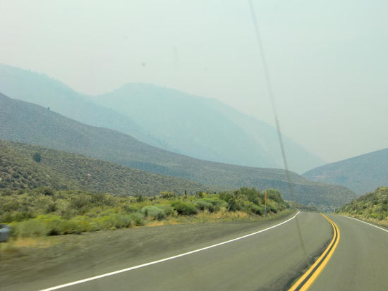 Der Schönwetterdunst entpuppte sich aber bald als Rauch der dicht in der Luft hing. In Carson City erfuhren wir vom Tankwart daß sich das große Feuer am Yosemite NP weiter ausgebreitet hat und der starke Wind den Rauch bis Reno treibt.
Wir haben das Feuer ja im Yosemite NP gesehen und unbehaglich war mir da schon zumute. Wir haben aber dort nicht übernachtet und auch wegen der sommerlich heißen Temperaturen keine Wanderung gemacht!
Wir konnten aber heute am Topaz Lake nicht Übernachten wegen des Rauches; mir tränten schon die Augen. Also weiter!
Apropos Tanken!
Das ist nicht so einfach wie bei uns - Zapfhahn in den Gastank, füllen und bezahlen! Da gibt es unendlich viele Varianten: Einmal Pass vorzeigen, mit der Kreditkarte authorisiert man dann den Tankwart z.B. 80 $ abzubuchen. Tankt man weniger - wird der Rest wieder zurück gebucht. Oder aber der Tankwart wird authorisiert, aber er wartet bis man fertig getankt und und bucht dann den tatsächlich getankten Betrag ab.
Gregor ist ab und zu am ZIP Code verzweifelt - ah, ausländische Kreditkarte! Dann schaltet der Tankwart die Zapfsäule frei. ZIP-Code ist die Postleitzahl!!  Auf die Idee sind wir natürlich nicht gekommen denn der Gedanke PLZ in Verbindung mit Tanken kam uns zu exotisch vor.